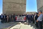 حضور مدیرکل، کارکنان و بازنشستگان اداره کل دامپزشکی استان همدان در مزار شهدای گمنام و غبار روبی مزار مطهر شهدا به مناسبت گرامیداشت هفته دامپزشکی