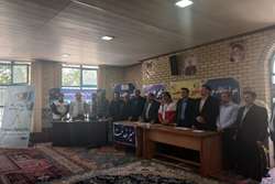 برپایی میز خدمت اداره دامپزشکی تویسرکان در محل نماز جمعه به مناسبت هفته دولت