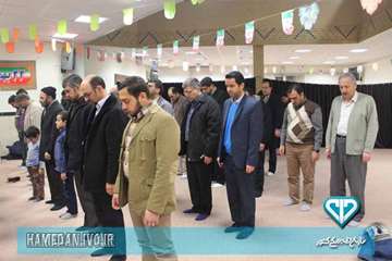 برپایی نماز جماعت در دفتر نماینده محترم ولی فقیه و امام جمعه همدان توسط کارکنان اداره کل دامپزشکی اس