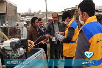 سم پاشی و ضد عفونی بازار پرندگان شهرستان همدان و توزیع بروشور های بیماری آنفلوانزا