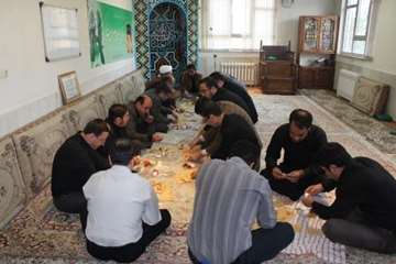 مراسم بزرگداشت دهه اول محرم و قرائت دعای زیارت عاشورا و پخش نذری در اداره کل دامپزشکی استان همدان