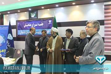 تجلیل از کارمندان نمونه در مراسم بزرگداشت 14مهر