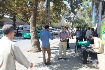 توزیع بروشور توصیه های بهداشتی در مراسم نماز جمعه به مناسبت 14 مهر ماه روز ملی دامپزشکی