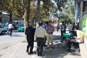 توزیع بروشور توصیه های بهداشتی در مراسم نماز جمعه به مناسبت 14 مهر ماه روز ملی دامپزشکی