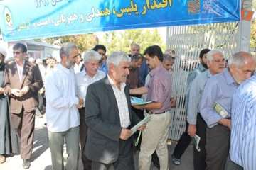 توزیع بروشور توصیه های بهداشتی در مراسم نماز جمعه به مناسبت 14 مهر ماه روز ملی دامپزشکی