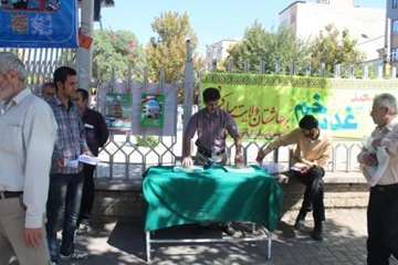 توزیع بروشور توصیه های بهداشتی در مراسم نماز جمعه به مناسبت 14 مهر ماه روز ملی دامپزشکی