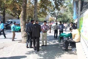 توزیع بروشور توصیه های بهداشتی در مراسم نماز جمعه به مناسبت 14 مهر ماه روز ملی دامپزشکی