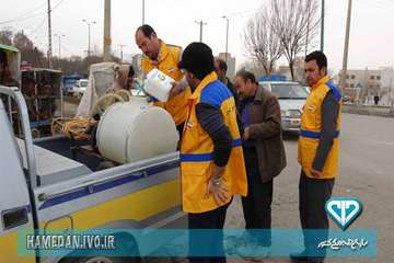 سم پاشی و ضد عفونی بازار پرندگان شهرستان همدان و توزیع بروشور های بیماری آنفلوانزا