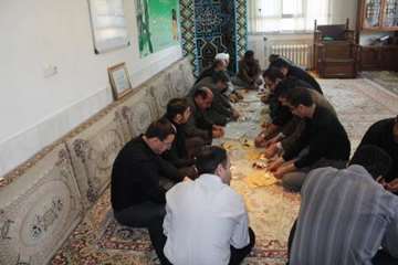 مراسم بزرگداشت دهه اول محرم و قرائت دعای زیارت عاشورا و پخش نذری در اداره کل دامپزشکی استان همدان