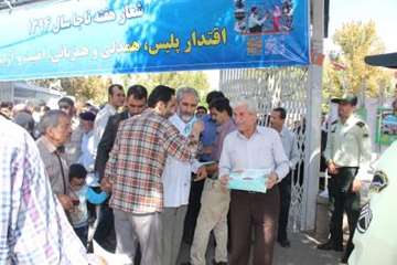 توزیع بروشور توصیه های بهداشتی در مراسم نماز جمعه به مناسبت 14 مهر ماه روز ملی دامپزشکی