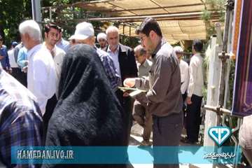 توزیع بروشور های بیماری CCHF در مراسم نمازجمعه همدان