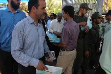 توزیع بروشور توصیه های بهداشتی در مراسم نماز جمعه به مناسبت 14 مهر ماه روز ملی دامپزشکی