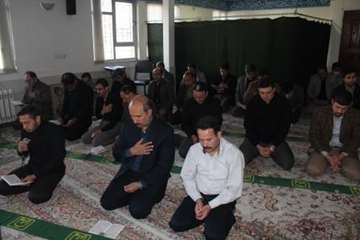 مراسم بزرگداشت دهه اول محرم و قرائت دعای زیارت عاشورا و پخش نذری در اداره کل دامپزشکی استان همدان