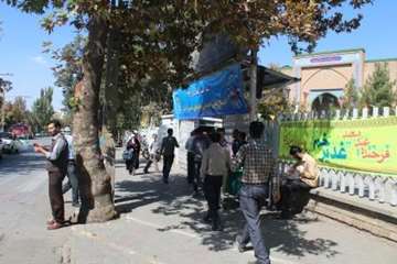 توزیع بروشور توصیه های بهداشتی در مراسم نماز جمعه به مناسبت 14 مهر ماه روز ملی دامپزشکی