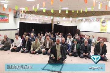 برپایی نماز جماعت در دفتر نماینده محترم ولی فقیه و امام جمعه همدان توسط کارکنان اداره کل دامپزشکی اس