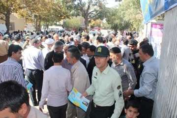 توزیع بروشور توصیه های بهداشتی در مراسم نماز جمعه به مناسبت 14 مهر ماه روز ملی دامپزشکی