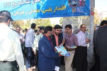 توزیع بروشور توصیه های بهداشتی در مراسم نماز جمعه به مناسبت 14 مهر ماه روز ملی دامپزشکی