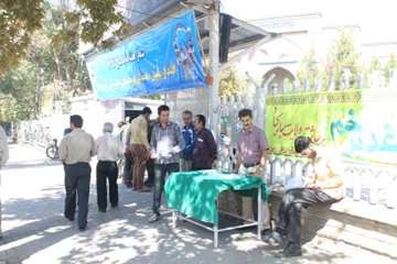 توزیع بروشور توصیه های بهداشتی در مراسم نماز جمعه به مناسبت 14 مهر ماه روز ملی دامپزشکی