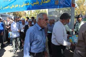 توزیع بروشور توصیه های بهداشتی در مراسم نماز جمعه به مناسبت 14 مهر ماه روز ملی دامپزشکی