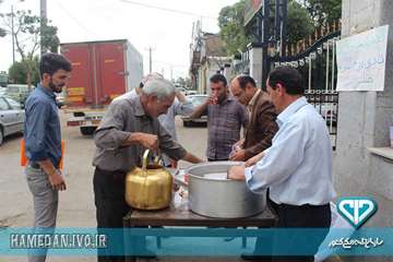 پخش شربت درمراسم بزرگداشت رحلت امام خمینی