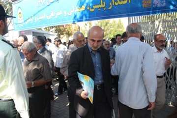 توزیع بروشور توصیه های بهداشتی در مراسم نماز جمعه به مناسبت 14 مهر ماه روز ملی دامپزشکی