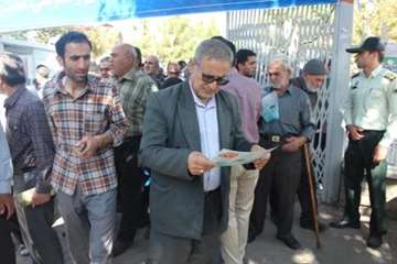 توزیع بروشور توصیه های بهداشتی در مراسم نماز جمعه به مناسبت 14 مهر ماه روز ملی دامپزشکی