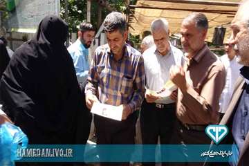 توزیع بروشور های بیماری CCHF در مراسم نمازجمعه همدان