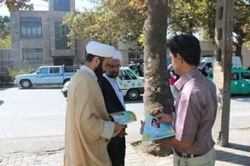 توزیع بروشور توصیه های بهداشتی در مراسم نماز جمعه به مناسبت 14 مهر ماه روز ملی دامپزشکی