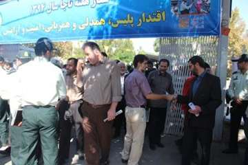 توزیع بروشور توصیه های بهداشتی در مراسم نماز جمعه به مناسبت 14 مهر ماه روز ملی دامپزشکی