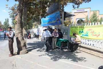 توزیع بروشور توصیه های بهداشتی در مراسم نماز جمعه به مناسبت 14 مهر ماه روز ملی دامپزشکی