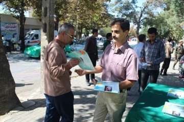 توزیع بروشور توصیه های بهداشتی در مراسم نماز جمعه به مناسبت 14 مهر ماه روز ملی دامپزشکی