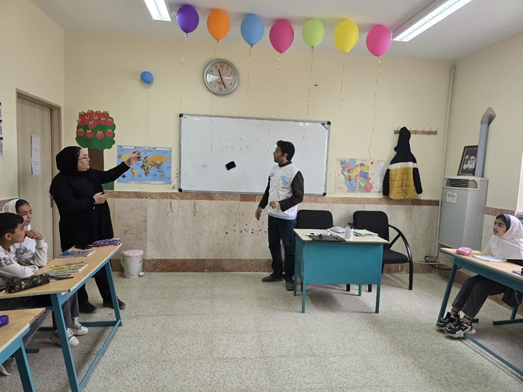 برگزاری کلاس آموزشی ترویجی بیماری های مشترک بین انسان و دام در مدارس شهرستان کبودرآهنگ