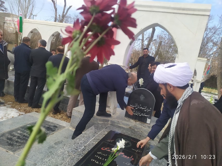 به مناسبت فرا رسیدن دهه مبارک فجر انقلاب اسلامی مراسم عطر افشانی و غبارروبی از گلزار شهدا انجام گرفت.